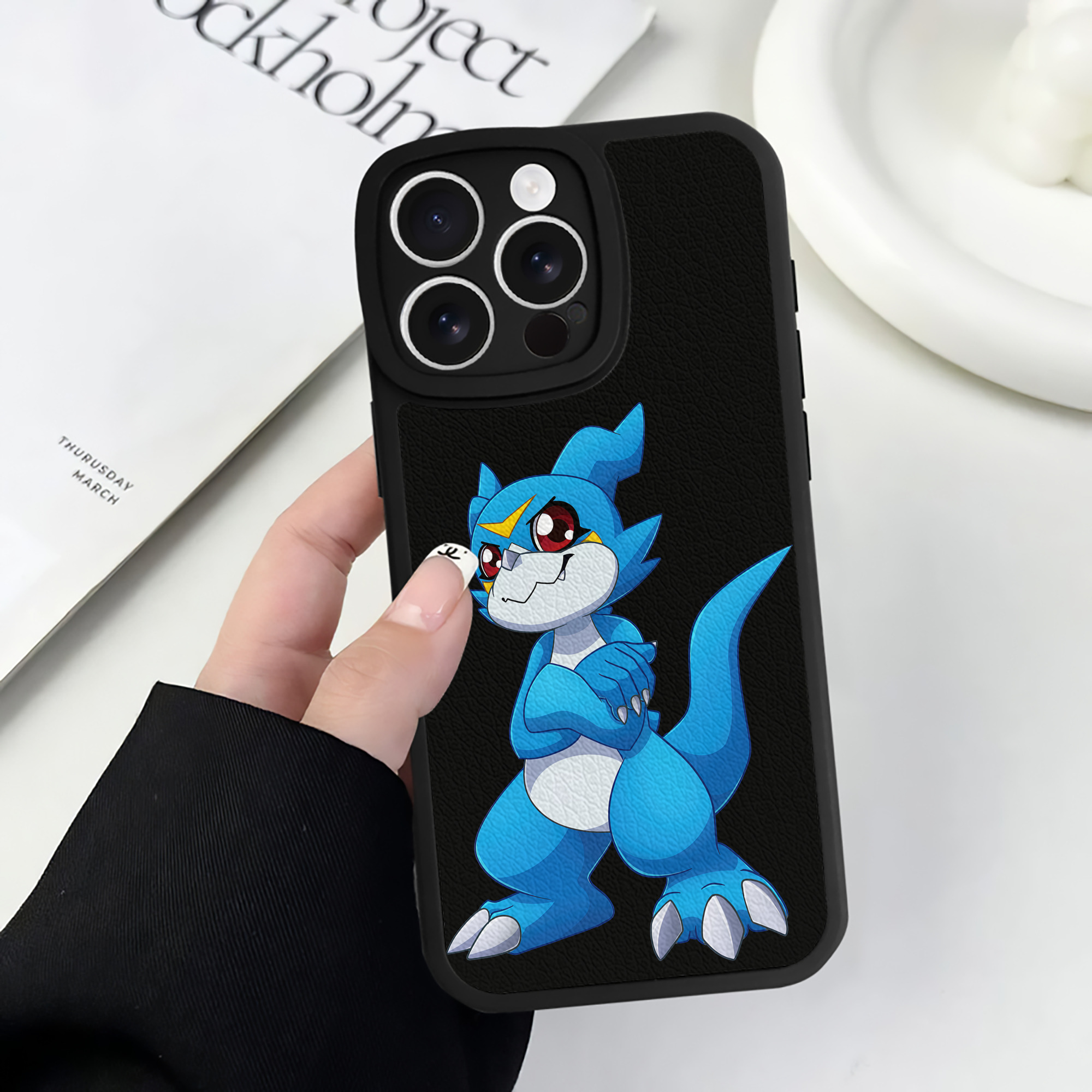 （画像用） Digimon デジタルモンスター/デジモン 【iPhone 16シリーズ対応】シリコンスマホケース（レザー調） 材質：シリコン